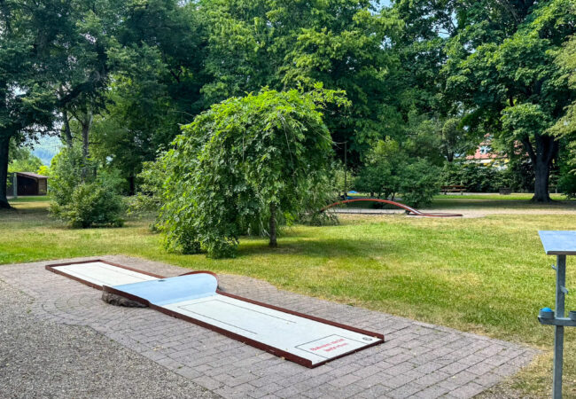 Sommerferien in Bad Bocklet: Minigolfanlage ab 01.08.2026 täglich geöffnet