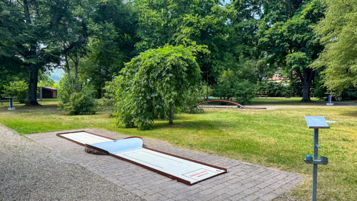 Sommerferien in Bad Bocklet: Minigolfanlage ab 01.08.2026 täglich geöffnet