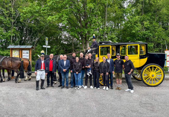 Eröffnungsfahrt der Postkutsche mit Jubiläumsgästen aus Bad Bocklet
