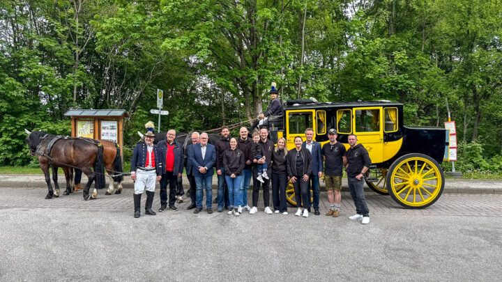 Eröffnungsfahrt der Postkutsche mit Jubiläumsgästen aus Bad Bocklet