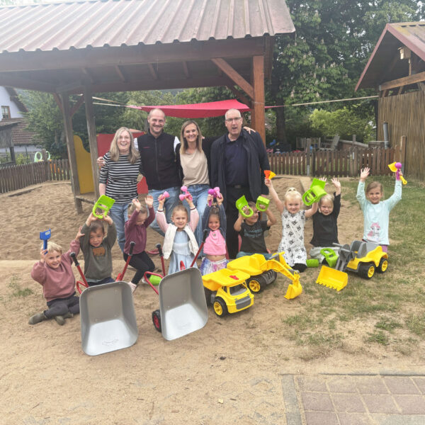 Übergabe der neuen Sandspielsachen 