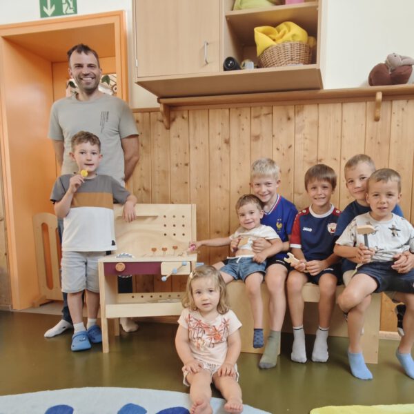 Neue Kinderwerkbank für die Krippenkinder, spendiert von der Neubausiedlung 