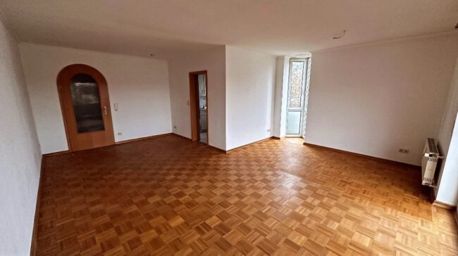 Schöne, helle 3-Zimmer-Wohnung (82m²) mit Balkon in zentraler Lage zu vermieten Foto