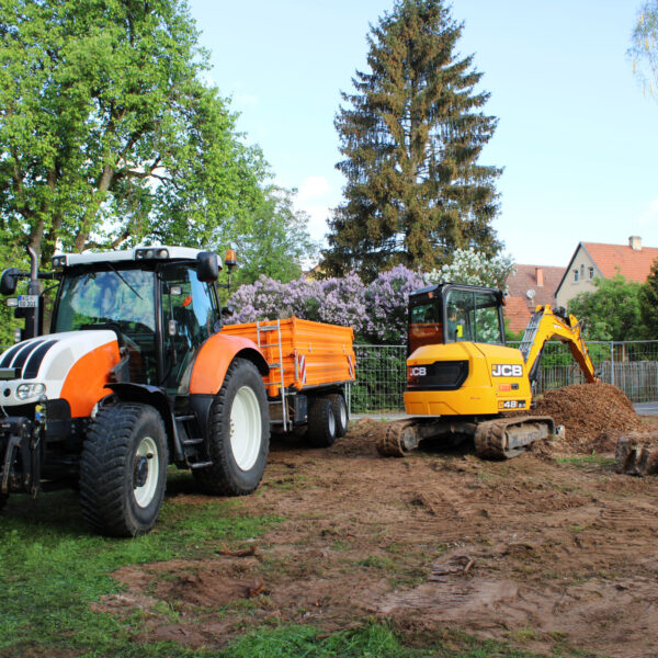 13.05.2022: Auch der Rindenmulch muss erstmal entfernt werden.