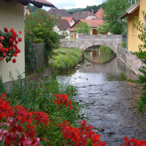 Bach in der Ortsmitte Aschach