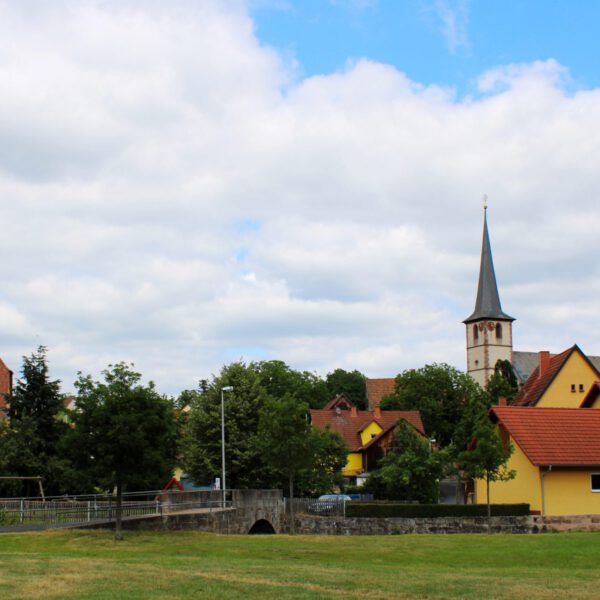 Ortsmitte Aschach mit Blick auf die Katholische Kirche