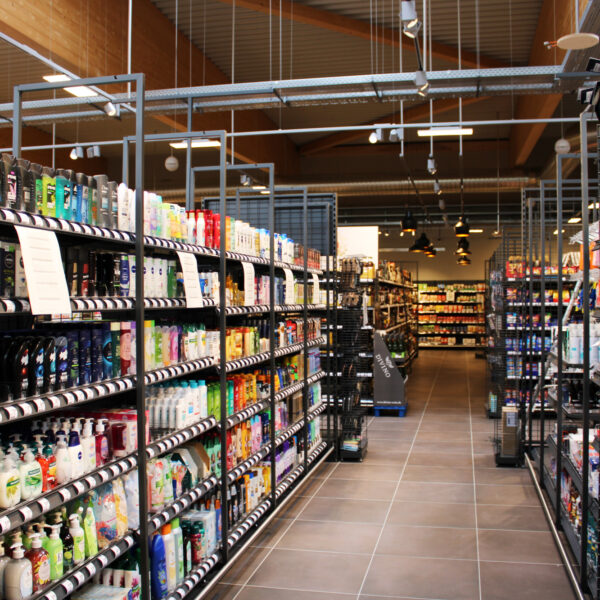 27.05.2021: Die ersten Regale sind bereits eingeräumt.