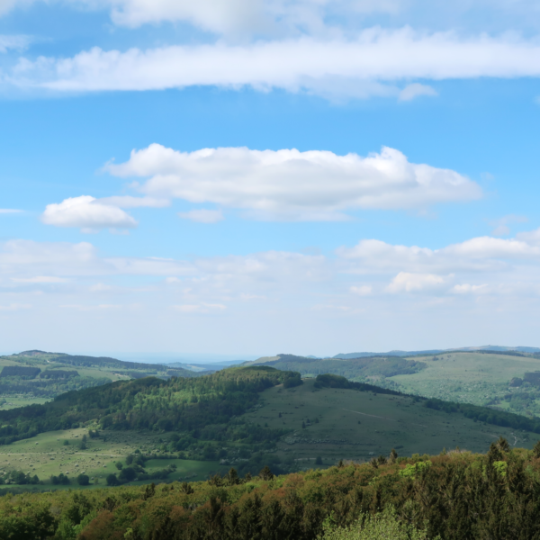 Der Ausblick vom Kreuzberggipfel in die Rhön