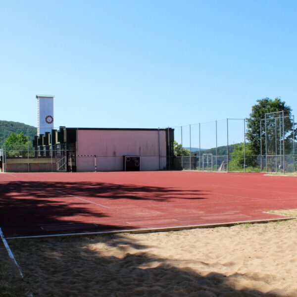 An die Turnhalle in Bad Bocklet grenzt der Bolzplatz.