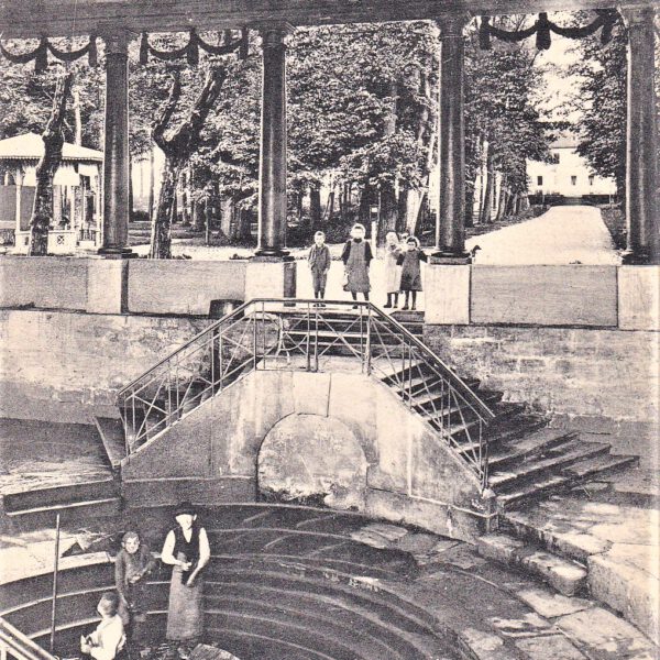 Der Brunnentempel mit Brunnenfrauen