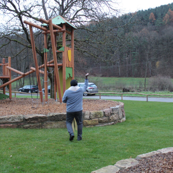 06.12.2022: Pfarrer Thumma segnet die Außenanlage.