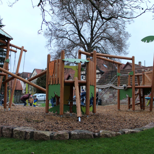 Die Außenanlage des Dorfgemeinschaftshauses ist nun ein Piratenparadies.