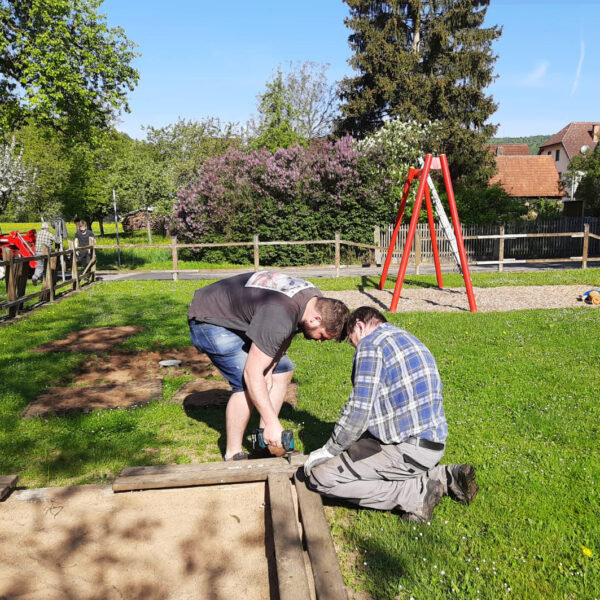 07.05.2022: Die alten Spielgeräte müssen weichen.