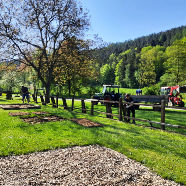 07.05.2022: Der alte Spielplatz wird von ehrenamtlichen Helfern abgebaut.