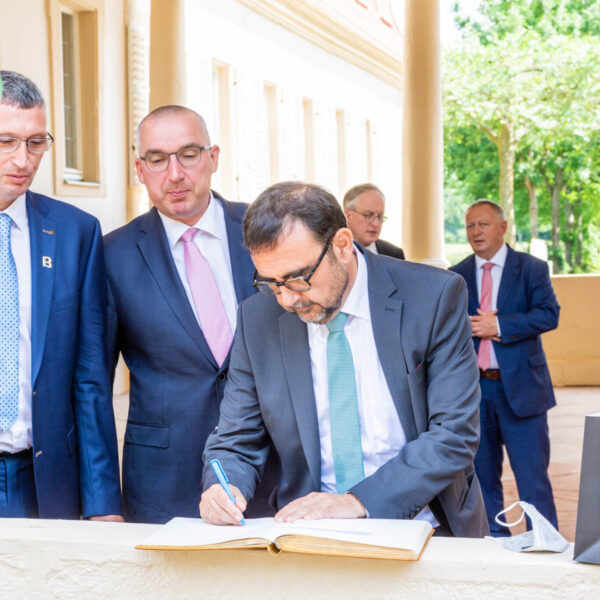 Eintrag in das goldene Buch der Gemeinde Bad Bocklet, Foto Kilian Martin