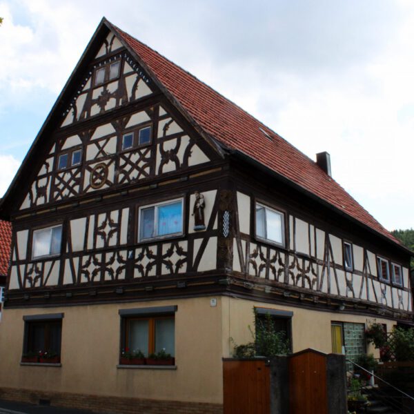 Fachwerkhäuser erinnern an frühere Zeiten.