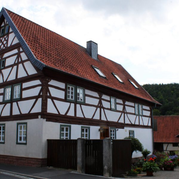 Ein altes Fachwerkhaus ziert den Ortseingang von Hohn.