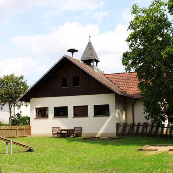 Blick vom Spielplatz auf das Feuerwehrhaus 