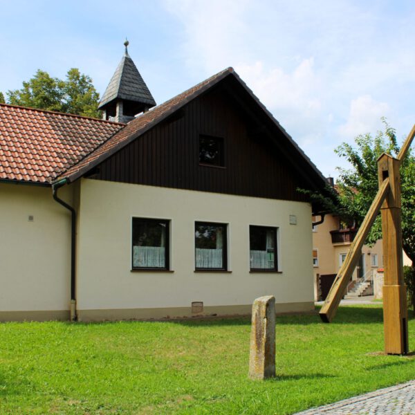 Dorfgemeinschafts- und Feuerwehrhaus Nickersfelden mit altem Brunnen
