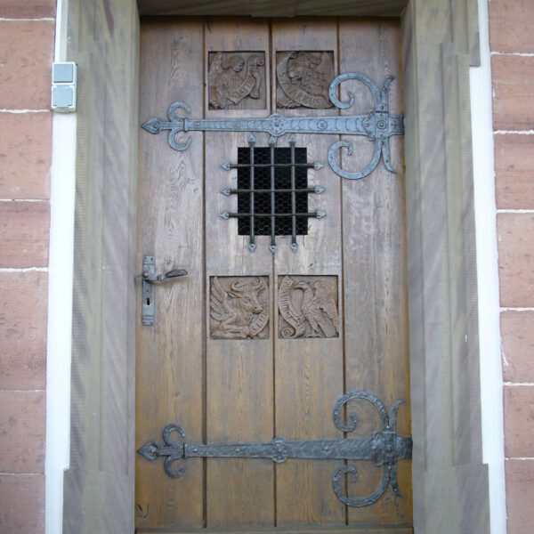 Tür zur Kapelle des Aschacher Friedhofs