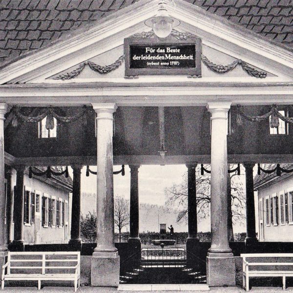 Frontansicht des Brunnenbaus