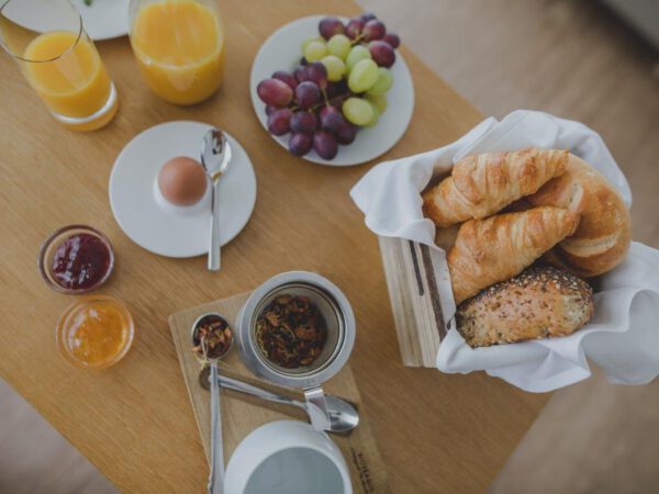 Genießen Sie ein leckeres Frühstück mit großer Auswahl