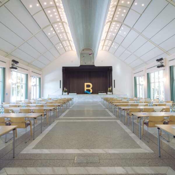 Großer Kursaal, parlamentarische Bestuhlung.