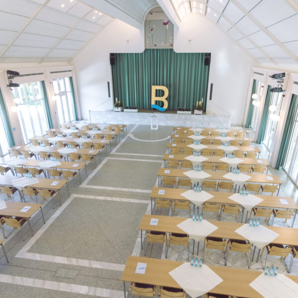 Großer Kursaal, parlamentarische Bestuhlung.