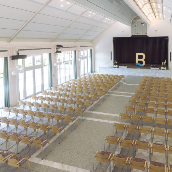 Großer Kursaal, Reihenbestuhlung.