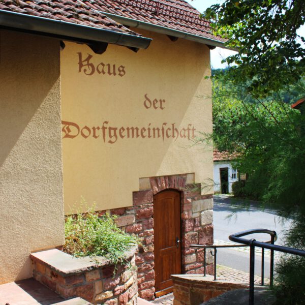 Eine kleine Treppe führt von der Straße direkt zum Eingangsbereich.