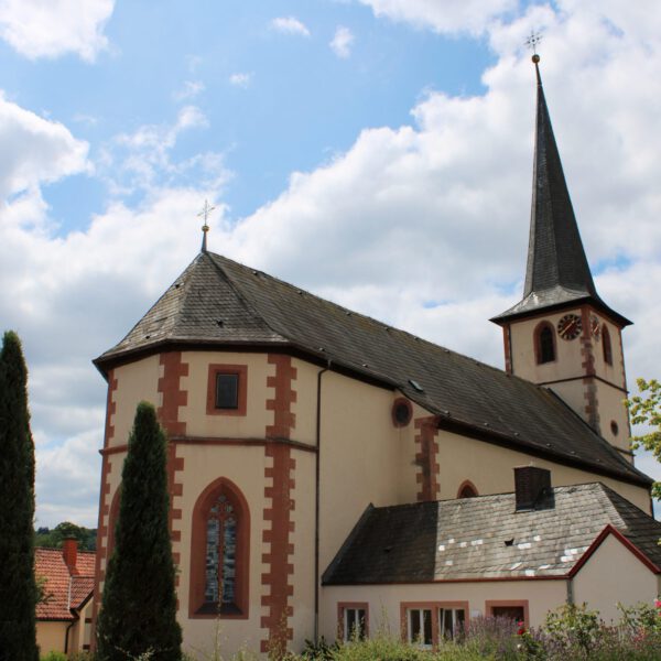 Katholische Dreifaltigkeitskirche, Kirchplatz 1, Aschach