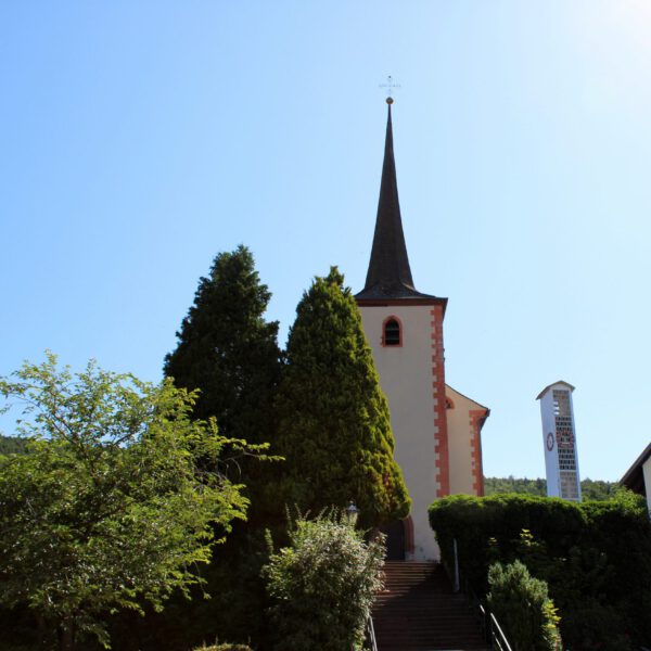 Alte und neue Katholische St.-Laurentius-Kirche Bad Bocklet