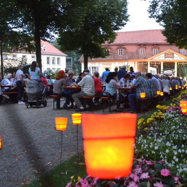 Bei der Gartenparty wird der Kurpark auch mit Kerzen illuminiert