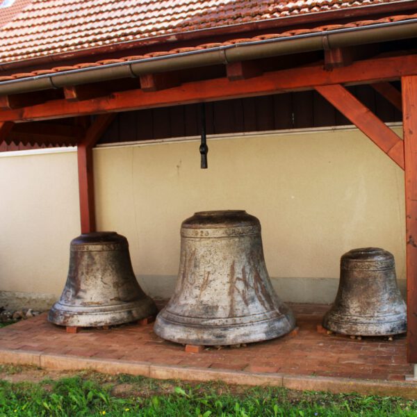 Alte Kirchenglocken der Katholischen Pfarrkirche St. Nikolaus in Steinach
