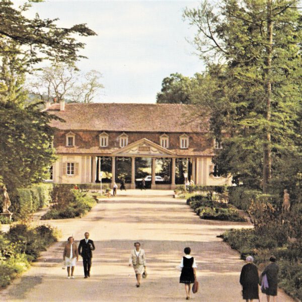 Gut besuchter Kurgarten mit Brunnenbau