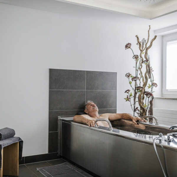 Prickelnd wie Champagner ist das kohlensäurehaltige Heilwasser im Kurhaus Hotel Bad Bocklet. Foto: Kurhaus Hotel Bad Bocklet/Samuel Becker 