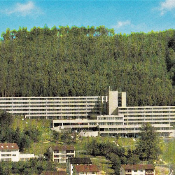 Die Kurklinik liegt idyllisch am Waldrand