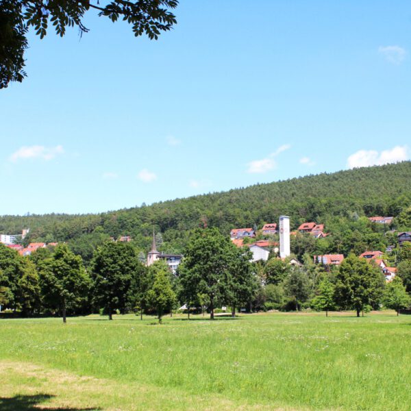 Kurpark Bad Bocklet mit Blick auf die beiden Kirchtürme