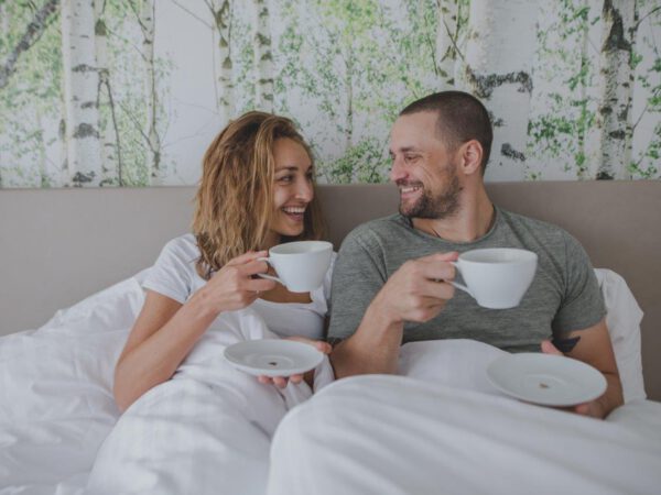 Zeit zu Zweit genießen - bei einer Kaffeepause im Hotelzimmer