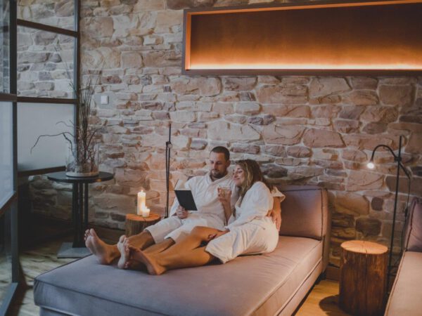 Stilvolle Ruheräume im Spa Bereich laden zum Entspannen ein