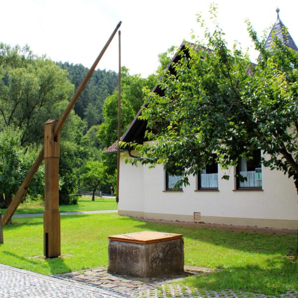 Alter Brunnen am Dorfgemeinschafts- und Feuerwehrhaus Nickersfelden