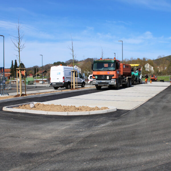 22.04.2021: Auch die Einfahrt wurde bereits asphaltiert.