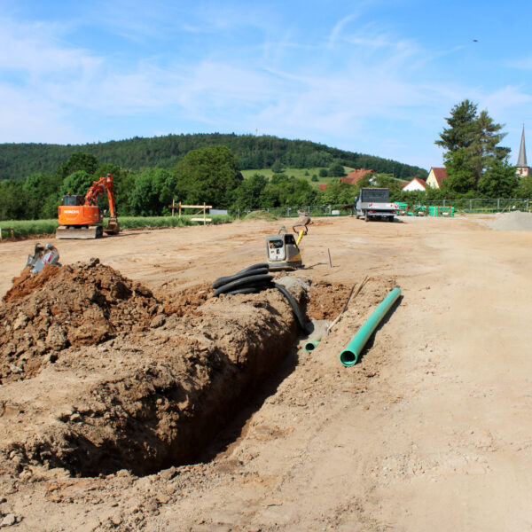 03.06.2020: Die ersten Leitungen werden verlegt.
