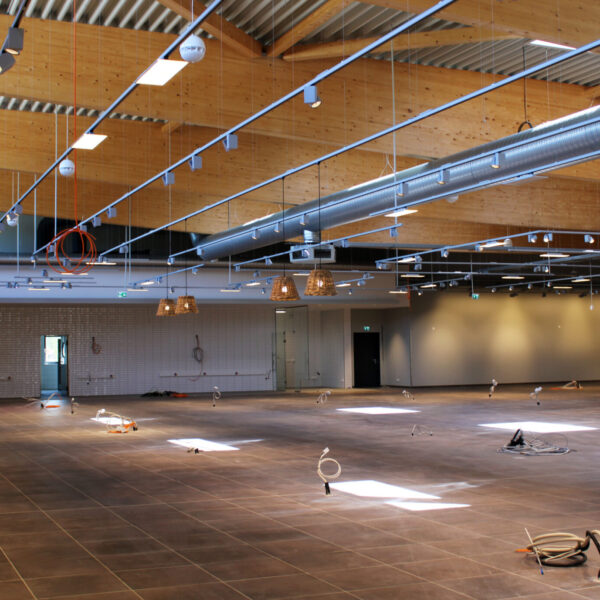 22.04.2021: Die Lampen für die Salattheke hängen bereits.