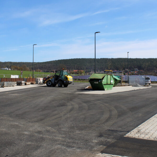 22.04.2021: Der Parkplatz wurde asphaltiert.