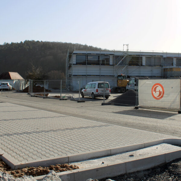 25.02.2021: Der Parkplatz des künftigen REWE Marktes ist bereits gepflastert bzw. asphaltiert.