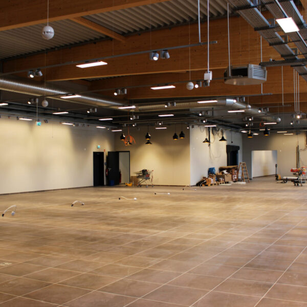 22.04.2021: Weitere Lampen zieren den Verkaufsraum.