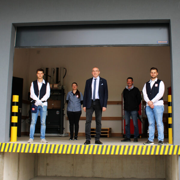 27.05.2021: von links - Lars Wahl, Yvonne Wahl, 1. Bürgermeister Andreas Sandwall, Bauhofleiter Stefan Metz und Filialleiter Lukas Wahl