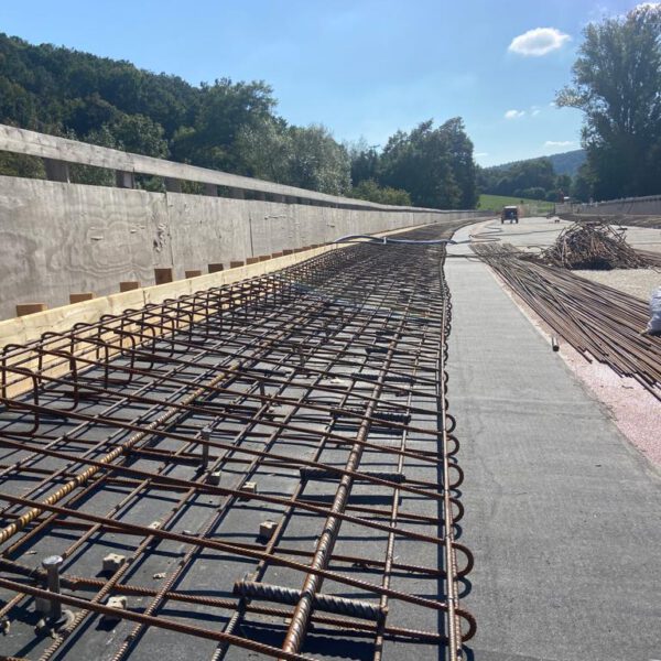 28.09.2023 - Saalebrücke bei Aschach nachdem der Baufirma gekündigt wurde