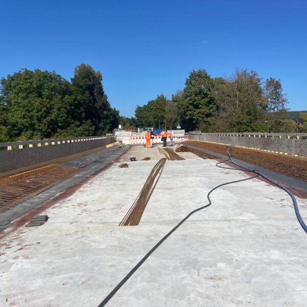 28.09.2023 - Saalebrücke bei Aschach nachdem der Baufirma gekündigt wurde